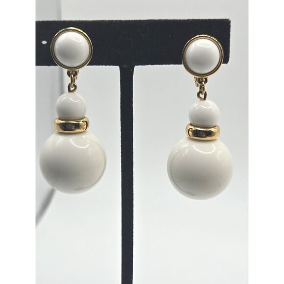 Vintage Monet Signed Milk Glass Set 28in necklace and 2in dangle clip earrings - Picture 7 of 9